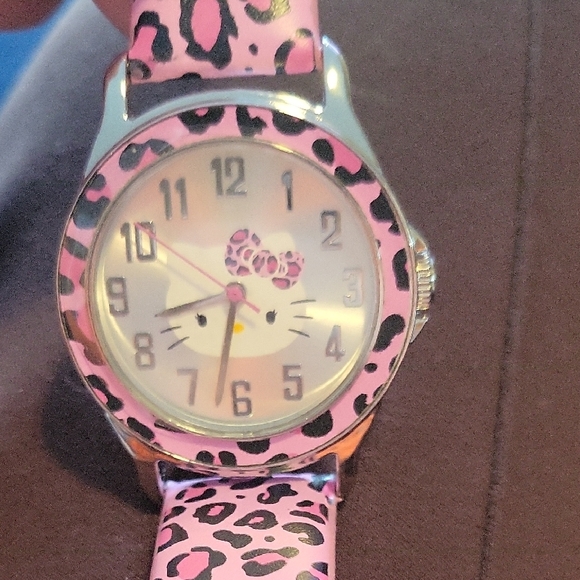 Hello Kitty Pink Leopard Pattern Watch - Picture 2 of 8